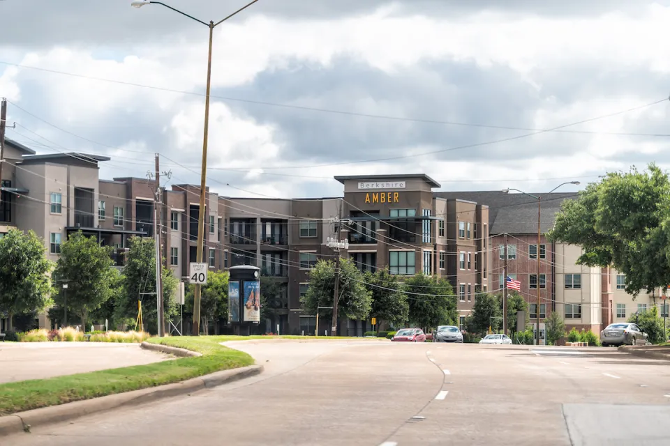 Three-story multifamily modern housing in Dallas, Texas.